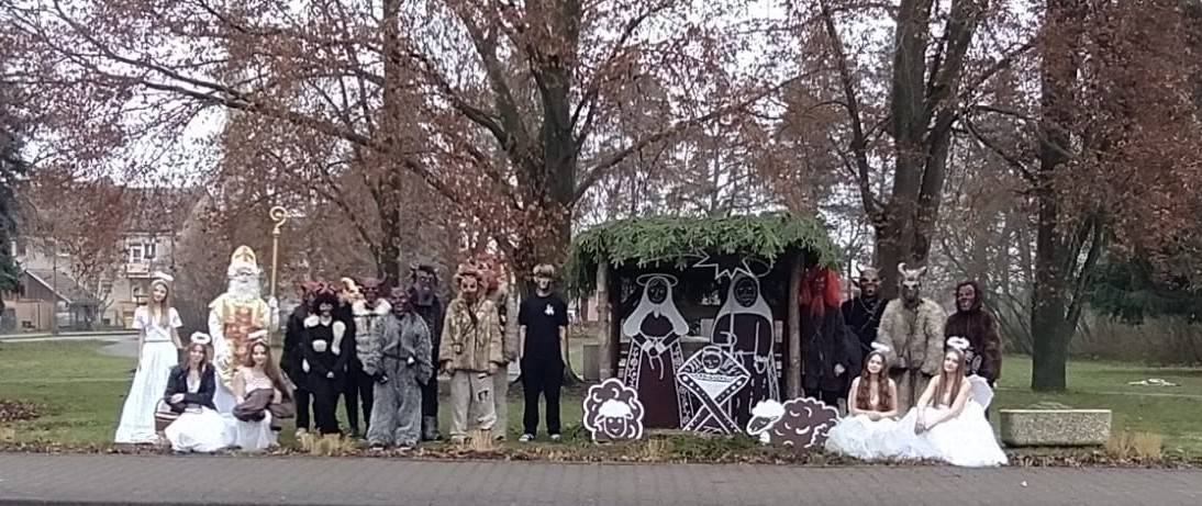 Ve čtvrtek 4. prosince navštívili školu i školku čerti, andělé a Mikuláš. Děti jim recitovaly a zpívaly a od andělů dostaly sladkou odměnu. Podívejte se, kdo se bál a kdo si dopoledne užíval.