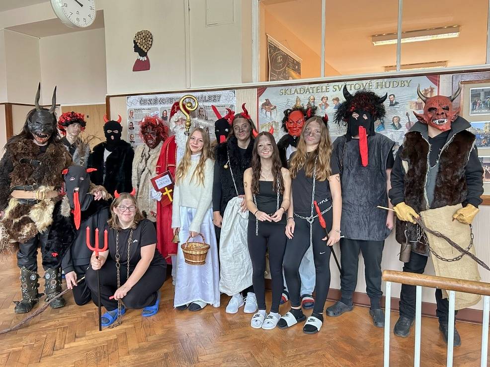 V pátek se na naší škole opět rozezněly zvonky a chodbami se nesly i lehce strašidelné zvuky. Do rolí čertů, andělů i samotného Mikuláše se jako každý rok převlékli naši deváťáci, kteří se svého úkolu ujali s velkým nadšením.