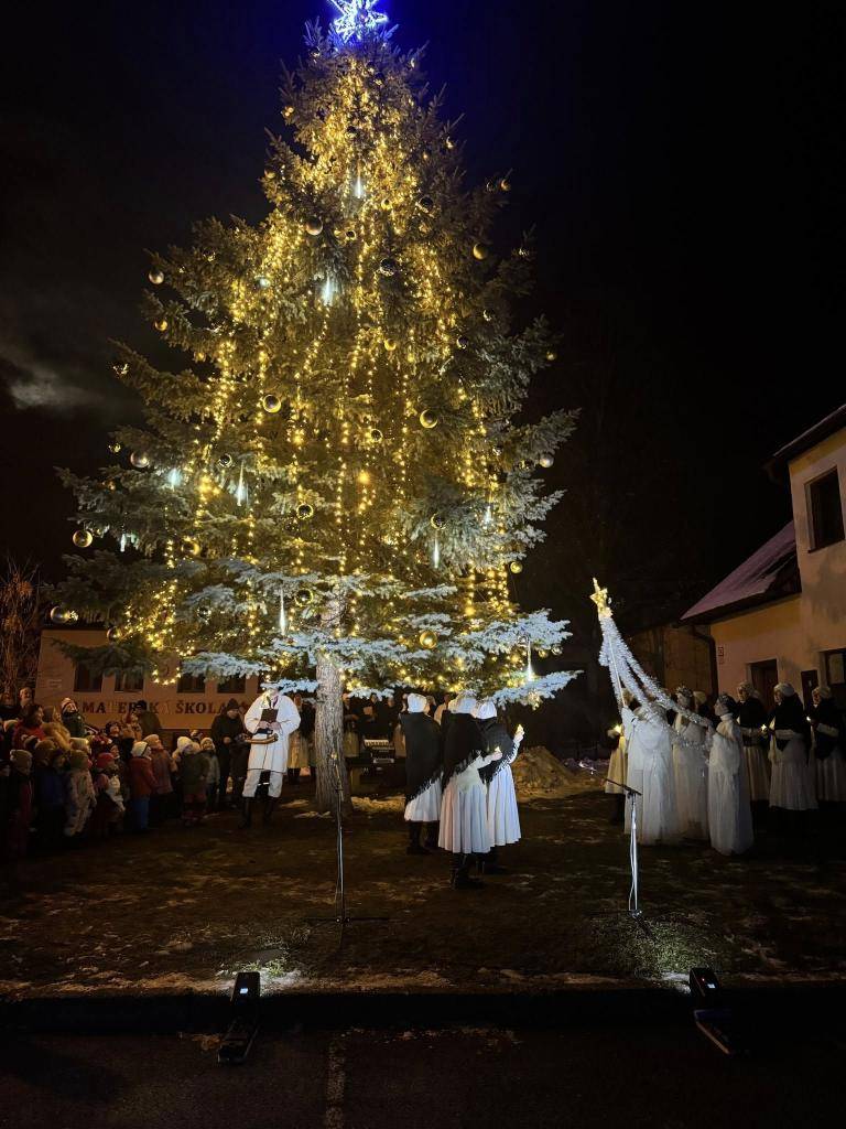 Štvrtkový podvečer 4. decembra sa nádvorie obecného úradu v Závažnej Porube naplnilo obyvateľmi obce, ktorí si prišli vychutnať už tradičné rozsvietenie vianočného stromčeka a zažiť atmosféru blížiacich sa Vianoc.