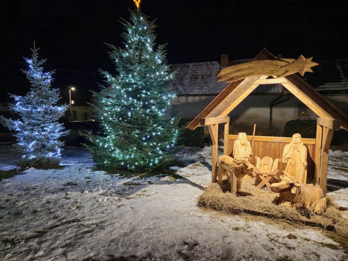 Slavnostní rozsvícení vánočního stromu se uskutečnilo v sobotu 29.11.2025.