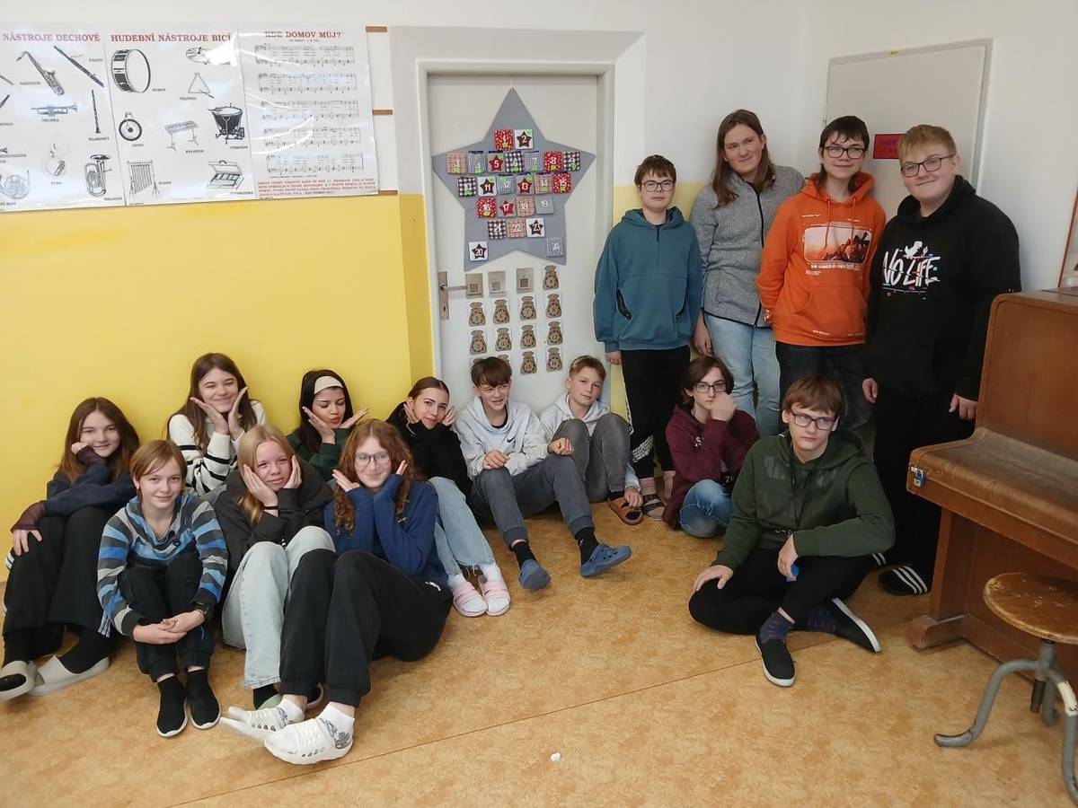 V letošním roce se třídní učitelé devátých ročníků rozhodli zpestřit předvánoční období trochu netradičním způsobem. Kromě klasického adventního kalendáře, do kterého každý den ukrývají drobnou sladkost, připravili pro své žáky ještě jeden speciální kalendář.