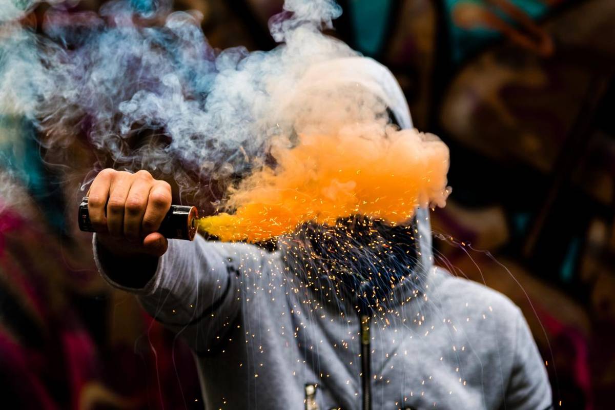 Od 1. 12. 2025 platí nová pravidla pro prodej a používání pyrotechnických výrobků. Novela s výjimkou nejméně nebezpečné kategorie F1 zakazuje prodej pyrotechniky mimo kamenné prodejny a zpřísňuje pravidla pro on-line prodej.