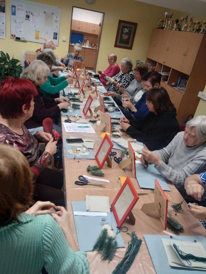 V úterý 2. prosince 2025 se v klubovně pro seniory a spolky ve Sklářské ulici konalo tradiční vánoční tvoření určené pro místní seniory. Pro velký zájem byla akce rozdělena do dvou skupin, s patnácti účastnicemi dopoledne a sedmi odpoledne. Dámy si za pomoci zaměstnankyň městského úřadu Petry Hubáčkové a Kateřiny Filipové vytvořily vánočně nazdobené rámečky se skřítky. Děvčatům patří velké poděkování za jejich čas, energii a vstřícný přístup. Tvořivá a přátelská atmosféra provázela celé dopoledne i odpoledne. Všem přejeme klidné prožití vánočních svátků a budeme se těšit na další tvoření v novém roce.
