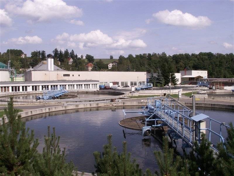 CHODOV (5. 12. 2025) - Vodohospodářské sdružení obcí západních Čech schválilo na listopadové valné hromadě nové ceny vodného a stočného pro rok 2026. Průměrné navýšení o 2,5 % reflektuje rostoucí náklady na nákup surové vody i očekávanou inflaci. Na svém webu to oznámila společnost Vodárny a kanalizace Karlovy Vary, a.s. Cena za odebraný a odkanalizovaný metr krychlový vody bude činit 102,08 Kč včetně DPH, poplatek za nejmenší a nejčastěji používaný vodoměr pak bude 2 577 Kč za rok. Pro čtyřčlennou domácnost s roční spotřebou 35 m3 na osobu to znamená meziroční nárůst plateb zhruba o 398 Kč. Podle předsedy sdružení Alexandra Žáka se zdražení promítá nejen zvýšením cen vstupů, ale také potřebou posilovat investice do obnovy infrastruktury. „Naše průměrná cena 115,82 Kč za metr krychlový však i nadále zůstává pod celostátním průměrem a hluboko pod hranicí sociálně únosné ceny stanovené státem,“ uvedl Alexandr Žák. Celé znění tiskové zprávy vodohospodářů včetně podrobného ceníku vodného a stočného najdete ZDE.