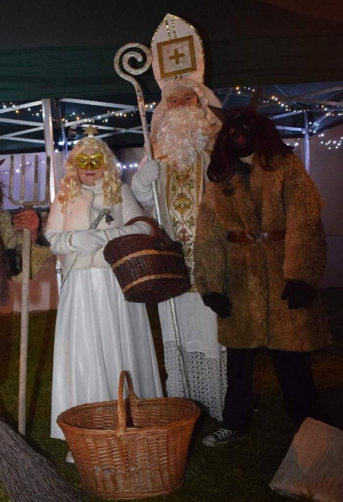 V pátek 5.12. bude Mikuláš se svou družinou procházet obcí. Kdo z rodičů by měl zájem o návštěvu Mikuláše zašlete prosím sms  na tel. č. 773 601 120.