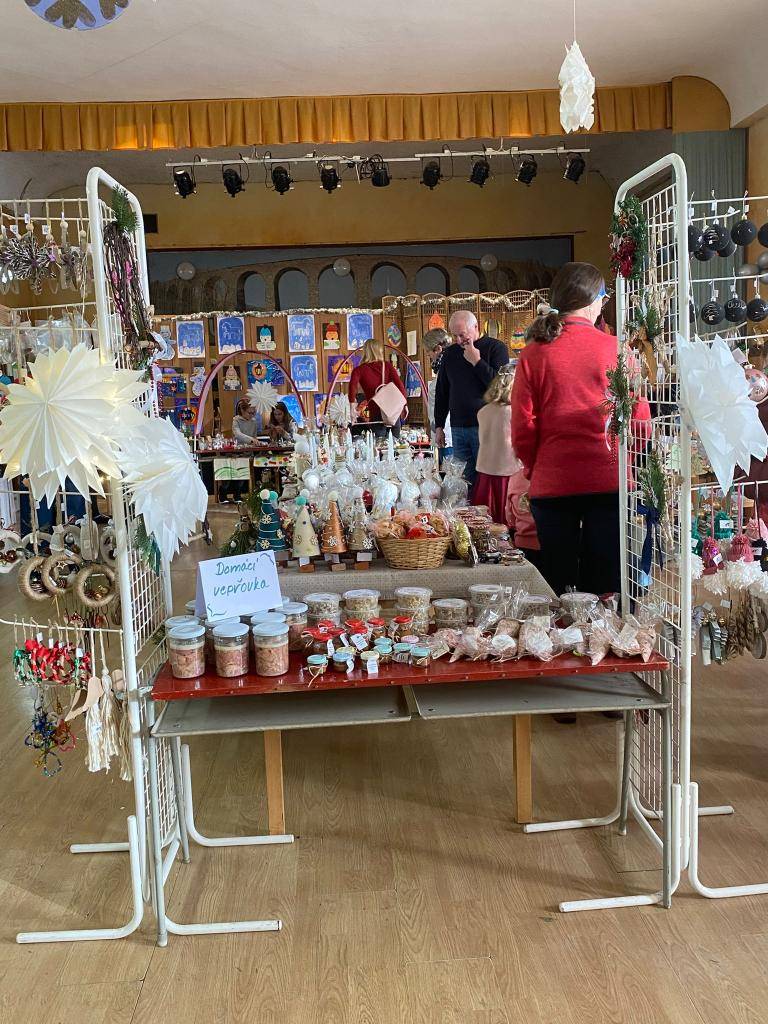 Vážení rodiče, milí žáci, přátelé školy,  rádi bychom vám srdečně poděkovali za účast na našem Vánočním jarmarku, který se uskutečnil 30. 11. 2026. Atmosféra byla úžasná – plná světýlek, vůní Vánoc, radosti a společného setkávání.