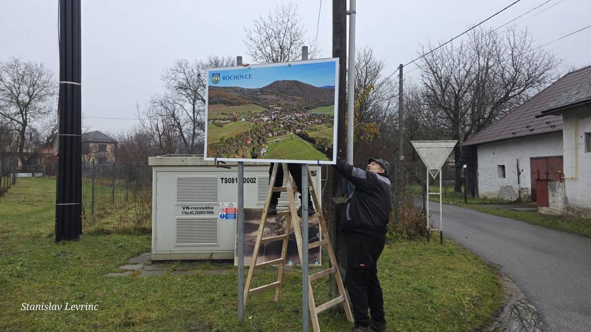 Pôvodná letecká fotografia na externej tabuli v obci bola po rokoch poškodená. Obec preto zabezpečila jej obnovu a doplnila ju o nový aktuálny záber z dronu, ktorý vytvoril starosta obce v rámci svojej registrovanej dronovej činnosti.