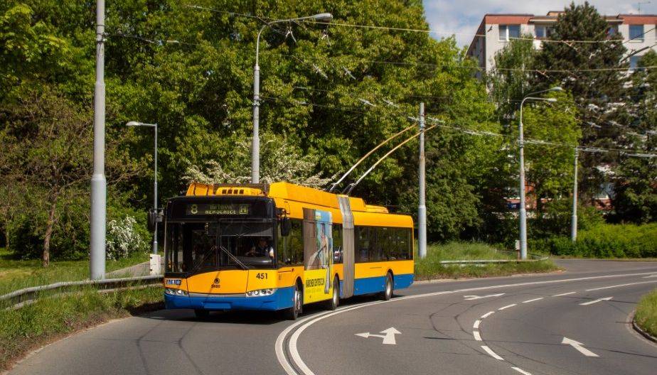 Zlín - Dopravní společnost Zlín – Otrokovice (DSZO) má nejvyšší podíl žen řidiček ze všech dopravních podniků v České republice. Jestliže tuzemský průměr aktuálně dosahuje výše 12 procent, v DSZO tvoří ženy hned 26 procent z celkového počtu řidičů. Informaci přineslo Sdružení dopravních podniků ČR (SDP ČR), které zastupuje 20 provozovatelů MHD v zemi.