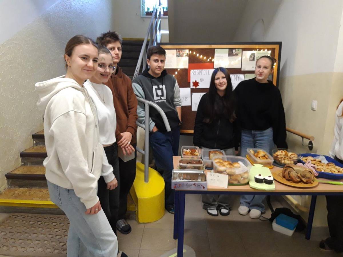 Hledáte dárek? Udělejte radost svým blízkým a zároveň pomozte lidem v tísni! Studenti a jejich rodiče napekli spoustu slaných i sladkých dobrot.