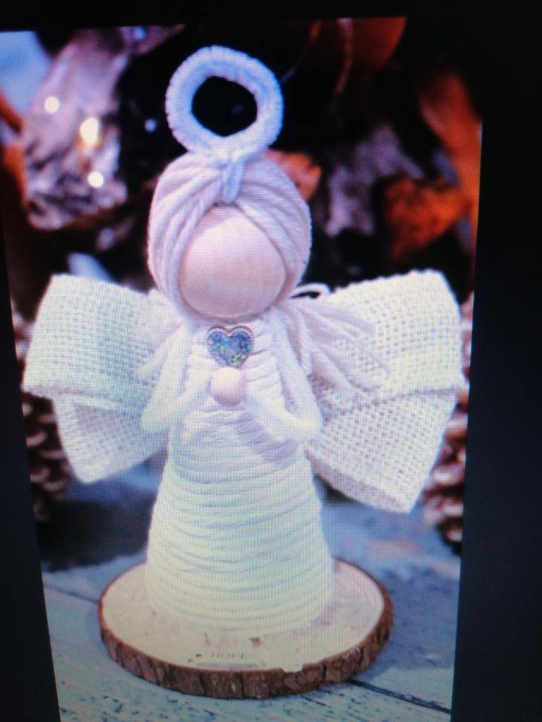 18.12. zveme rodiče s dětmi na vánoční dílničky. Začínáme v 16.00.Společně si vyrobíte 4 výrobky, za které budeme vybírat 100,-. Poslechneme si a zazpiváme koledy a naladíme se na přicházející svátky.