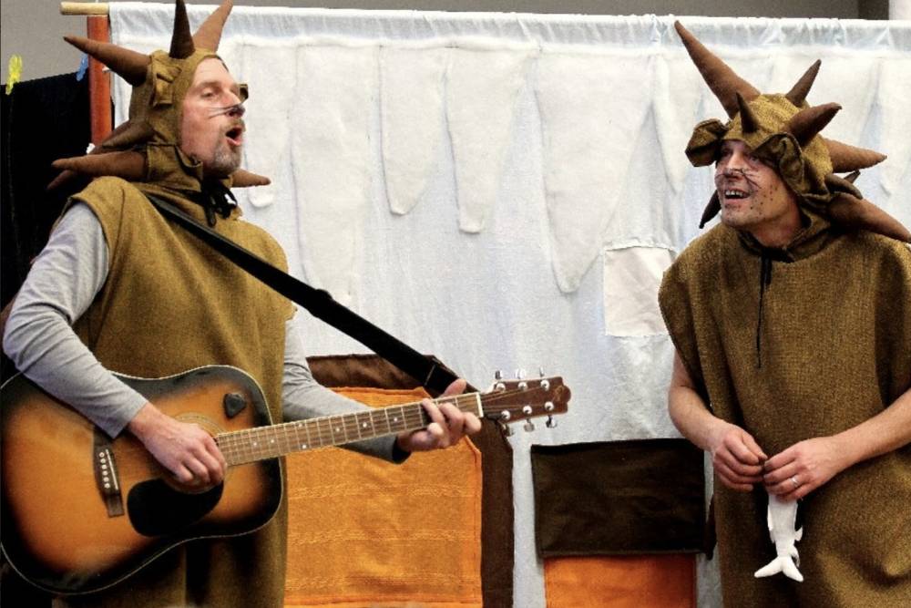 Veselá pohádka pro období Vánoc s ježkem Ludvíkem a jeho starším bráškou Hugem. Co se bude dít, když se dva ježci vzbudí v zimě a od diváků zjistí, že jsou Vánoce? Vždyť oni ...