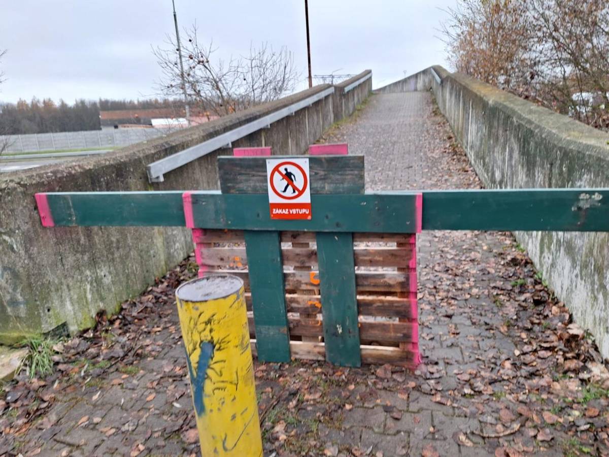 Upozorňujeme že ŘSD z technických důvodů uzavřelo přechod přes lávky přes dálnici D6. Nyní budou probíhat jednání s ŘSD o dalším postupu.