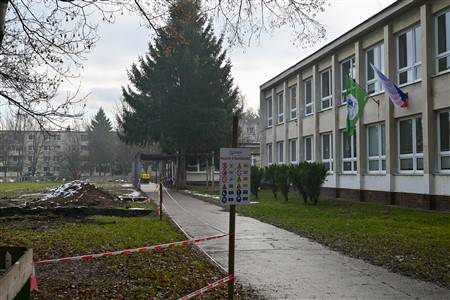 Rekonštrukcia Základnej školy na ulici Jozefa Kronera na Ľadovni sa po dlhších prípravách naplno rozbehla a základná škola sa postupne mení na moderné, inkluzívne a atraktívne prostredie pre všetkých žiakov. Projekt financovaný z európskych zdrojov sa začal realizovať 29. októbra 2025 a celkové investície presiahnu 344-tisíc eur. Mesto Martin tým pokračuje v plnení svojho záväzku zlepšovať podmienky pre vzdelávanie a podporovať inklúziu detí bez rozdielu.