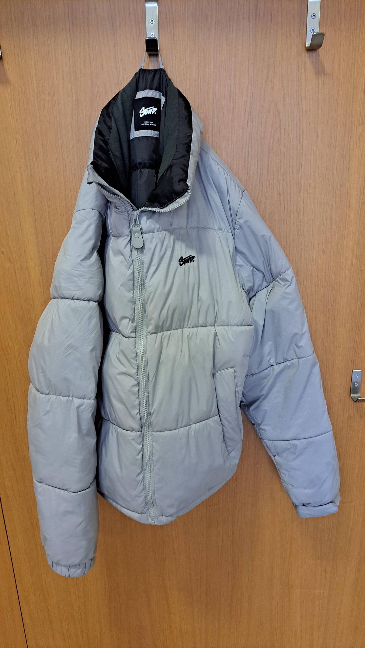 Na úřadě mám uloženou zapomenutou zimní bundu po včerejších tanečních.