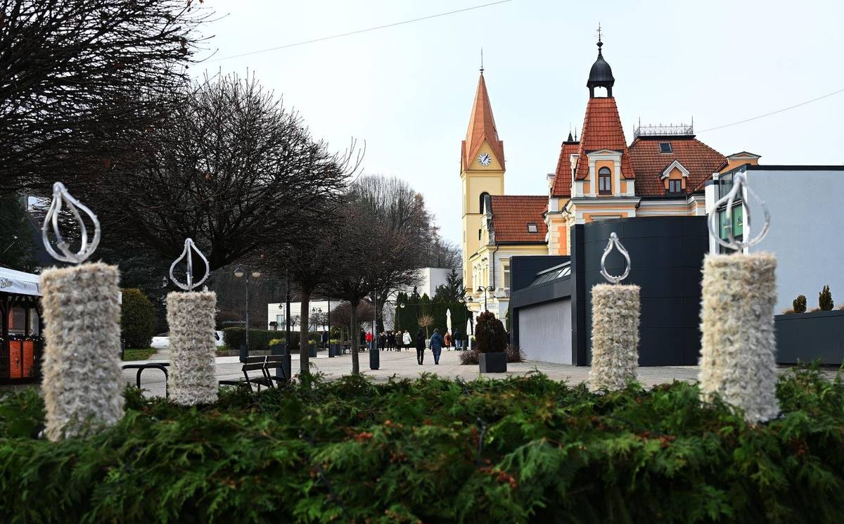 Prvá adventná nedeľa priniesla do centra Trenčianskych Teplíc slávnostnú atmosféru a otvorila tak sériu adventných podujatí, ktoré budú počas decembra sprevádzať miestnych obyvateľov a návštevníkov mesta. Kúpeľné námestie sa už od obeda zaplnilo vôňou punču, kapustnice a zvukmi hudby, ktoré podčiarkovali prichádzajúcu sviatočnú náladu. Prebiehal tradičný adventný trh, kde stánky ponúkali rozmanité ručne vyrábané produkty – od vianočných ozdôb a sviečok až po domáce údeniny, či originálne darčeky. Návštevníci tak mali možnosť podporiť remeselníkov, deti základnej školy A. Bagara a zároveň si doplniť vlastnú adventnú a vianočnú výzdobu. Ani v tomto roku nechýbala benefičná kapustnica a teplý punč, ktoré si ľudia mohli vychutnať priamo na námestí. Výťažok z predaja poputuje na dobročinné účely, pre deti základnej a materskej školy, čo dodalo podujatiu nielen sviatočný, ale aj komunitný rozmer. Súčasťou podujatia bol aj bohatý kultúrny program, v ktorom sa predstavila domáca spevácka skupina seniorov Teplička, Harmoniková akadémia Jozefa Opatovského, hudobná skupina Bonita a v závere vystúpil hudobník a zabávač Štefan Hruštinec.   Vrcholom sviatočného dňa bolo požehnanie spoločného mestského adventného venca. Po krátkom zamyslení a modlitbách kňaza rímskokatolíckej farnosti Marcela Cíbika a zborového farára ECAV Jaroslava Jurka, bol adventný veniec požehnaný a symbolicky tak otvoril očakávanie Vianoc. Prvú adventnú sviecu slávnostne rozžiarila primátorka mesta Zuzana Frajková Ďurmeková spolu s riaditeľom Inšpektorátu práce Trenčín Jurajom Hajšom.  Tak isto zažiaril v plnej kráse aj vianočný stromček s novým osvetlením a ozdobami. Okolitý dav privítal tento okamih potleskom a mnohí si ho zachytili na fotografiách. Prvá adventná nedeľa tak vytvorila na Kúpeľnom námestí atmosféru pokoja, radosti a spolupatričnosti. Organizátori už teraz pozývajú na ďalšie podujatia, ktoré budú pokračovať počas celého adventu. Veniec sa tak stane miestom stretávania, zastavenia i symbolického pripomenutia, že obdobie adventu je časom pokoja, spolupatričnosti a radostného očakávania. Toto obdobie nemá byť časom nákupnej horúčky. Má predovšetkým svoj duchovný obsah. Vyzýva k stretnutiu s Kristom v každodennom živote a pripravuje nás na jeho slávny druhý príchod.  Pripravme sa pokáním a konaním dobrých skutkov.