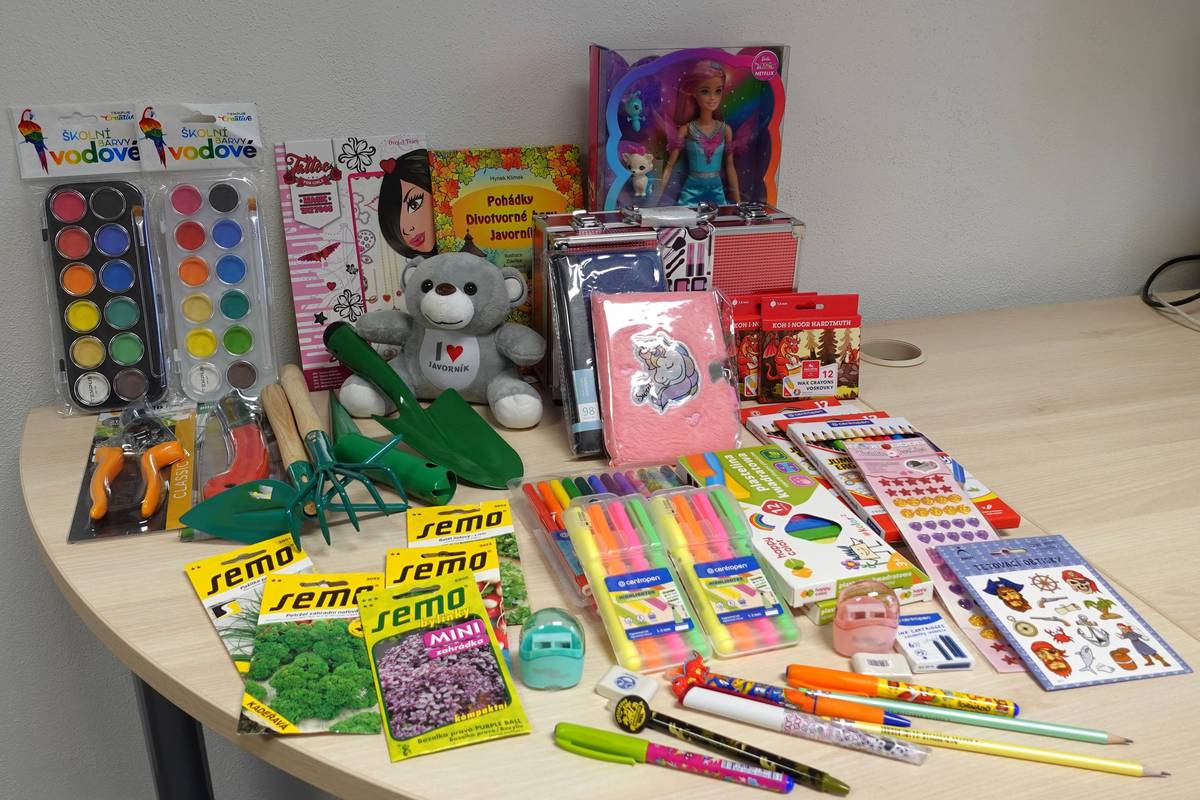 Zaměstnanci Městského úřadu Vimperk se i letos složili na vánoční dárky pro děti v rámci projektu Krabice od bot. Ten zprostředkovává veřejnosti dětská přání od rodin v nouzi, které si nemohou vánoční dárky dovolit. Za 3900 Kč vybraných na radnici dostanou dárky dvě děti z Vimperska, osmiletá holčička a jedenáctiletý chlapec. Ten si přál zahradnické náčiní a semínka, aby se mohl věnovat pěstování, dívenka si přála panenku a kosmetický kufřík. Dále oba ještě dostanou různé potřeby na malování, knížku, plyšáka a další drobnosti. Pomoci můžete stejným způsobem i vy ještě do pondělí 8. prosince 2025. Podrobnosti najdete na webu www.krabiceodbot.cz.