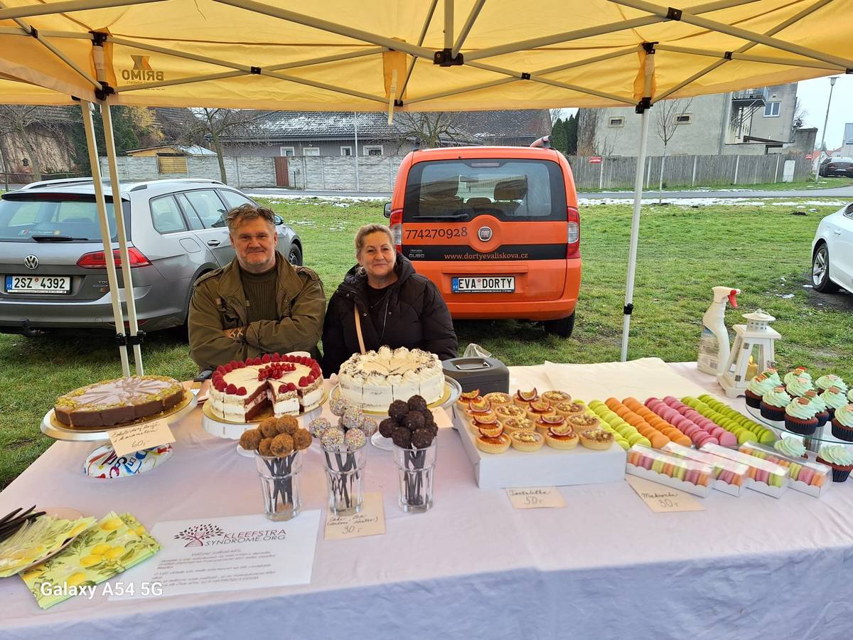 Paní Lišková děkuje všem, kteří si od ní zakoupili sladkosti na Rozsvícení vánočního stromečku. Celou tržbu 9 375kč zaslala Maxíkovi na transparentní účet: https://www.kb.cz/cs/transparentni-ucty/123-5839130217