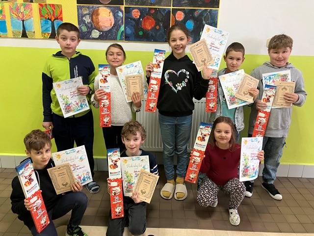 V říjnu se uskutečnil na naší škole již tradiční sběr kaštanů. Cílem bylo podpořit krmení jelenů a daňků v zimním období, vést žáky k zájmu o přírodu, nebýt k ní lhostejní.