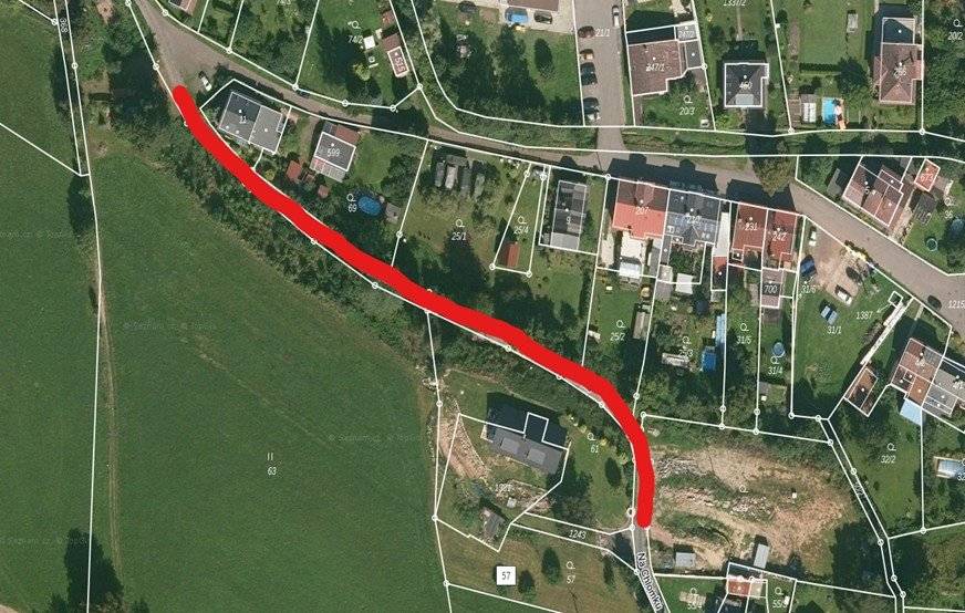 Městský úřad Hronov upozorňuje občany, že v termínu od 8. 12. 2025 do 31. 12. 2025 bude probíhat zpevnění svahu podél komunikace Na Chlomku ve Zbečníku (od č.p. 100 nahoru). Z tohoto důvodu nebude možné komunikaci po dobu stavebních prací používat. Příjezd bude možný po dobu stavebních prací pouze z vrchní části. Děkujeme za pochopení.