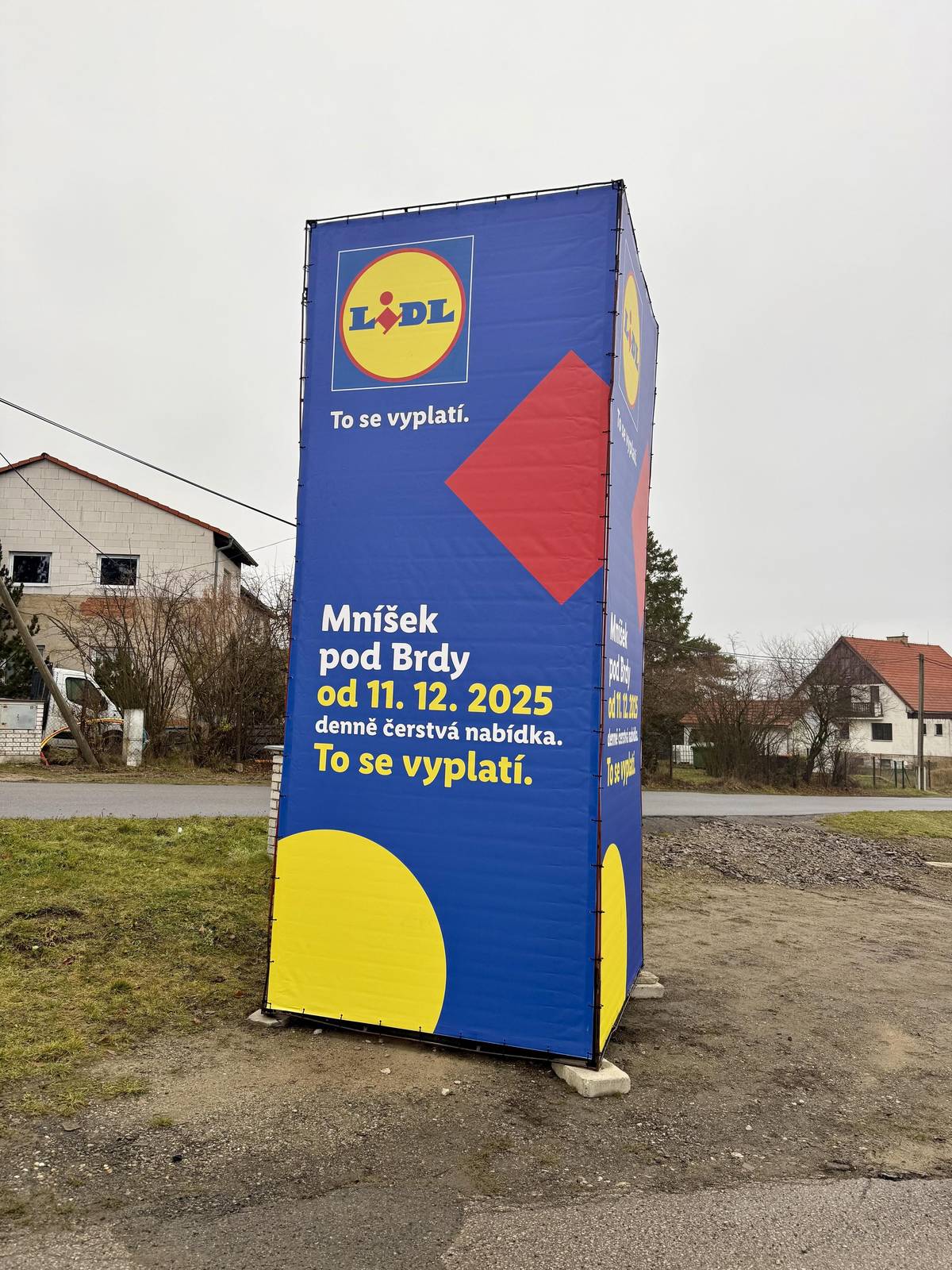 Vážení občané, Na obecním pozemku bylo umístěno reklamní zařízení na dobu prosinec - leden, za tuto dobu obec Klínec získá 30 000,-, které poslouží do rozpočtu obce na veřejně prospěšné účely.