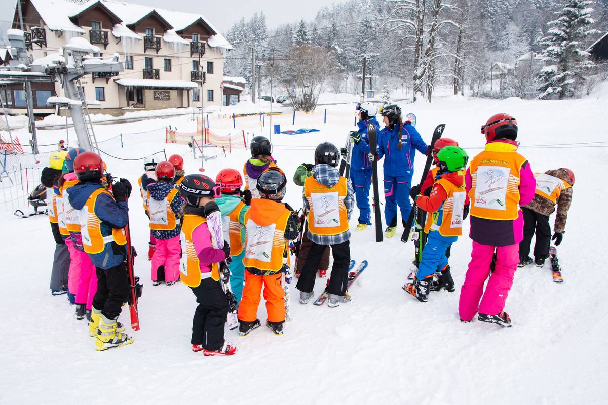 Město Karviná i letos podpoří oblíbený projekt "Karviná lyžuje", díky kterému se děti z mateřských a základních škol opět vydají na hory, aby se naučily lyžovat! 🥳 Kurzy odstartují 5. ledna 2026 v Bukovci v Beskydech. Proč je projekt tak důležitý? 🎿 Základy lyžování: Děti získají základní lyžařské návyky pod vedením certifikovaných instruktorů. 🤸 Pohyb a sport: Posiluje se vztah ke sportu a rozvíjí pohybové dovednosti. 🌬️ Zdraví a čerstvý vzduch: Možnost pobytu mimo oblast s vyšší koncentrací škodlivin v ovzduší. „Každý rok se snažíme dětem dopřát zdravý pobyt na horách a pobyt na čerstvém vzduchu. U mnoha z nich jde o první kontakt se zimními sporty, který může ovlivnit jejich vztah k pohybu na dlouhá léta. Jsem rád, že se nám tento projekt daří udržet a rozvíjet,“ říká primátor Jan Wolf. Projekt má dlouhou tradici – vznikl už v roce 2012. Zatímco tehdy se zúčastnilo 297 dětí, v sezóně 2025/2026 se na svahy chystá rekordních 480 dětí! Celkově si díky projektu lyžování vyzkoušelo přes 4000 karvinských dětí. „Podpora sportu a zdravého pohybu dětí patří dlouhodobě mezi naše priority. I díky spolupráci s Nadací OKD a rodiči můžeme dětem nabídnout něco, co by si jinak spousta rodin nemohla dovolit,“ dodává náměstek primátora Andrzej Bizoń. Přejeme dětem spoustu zábavy a bezpečné sjíždění svahů! 💙