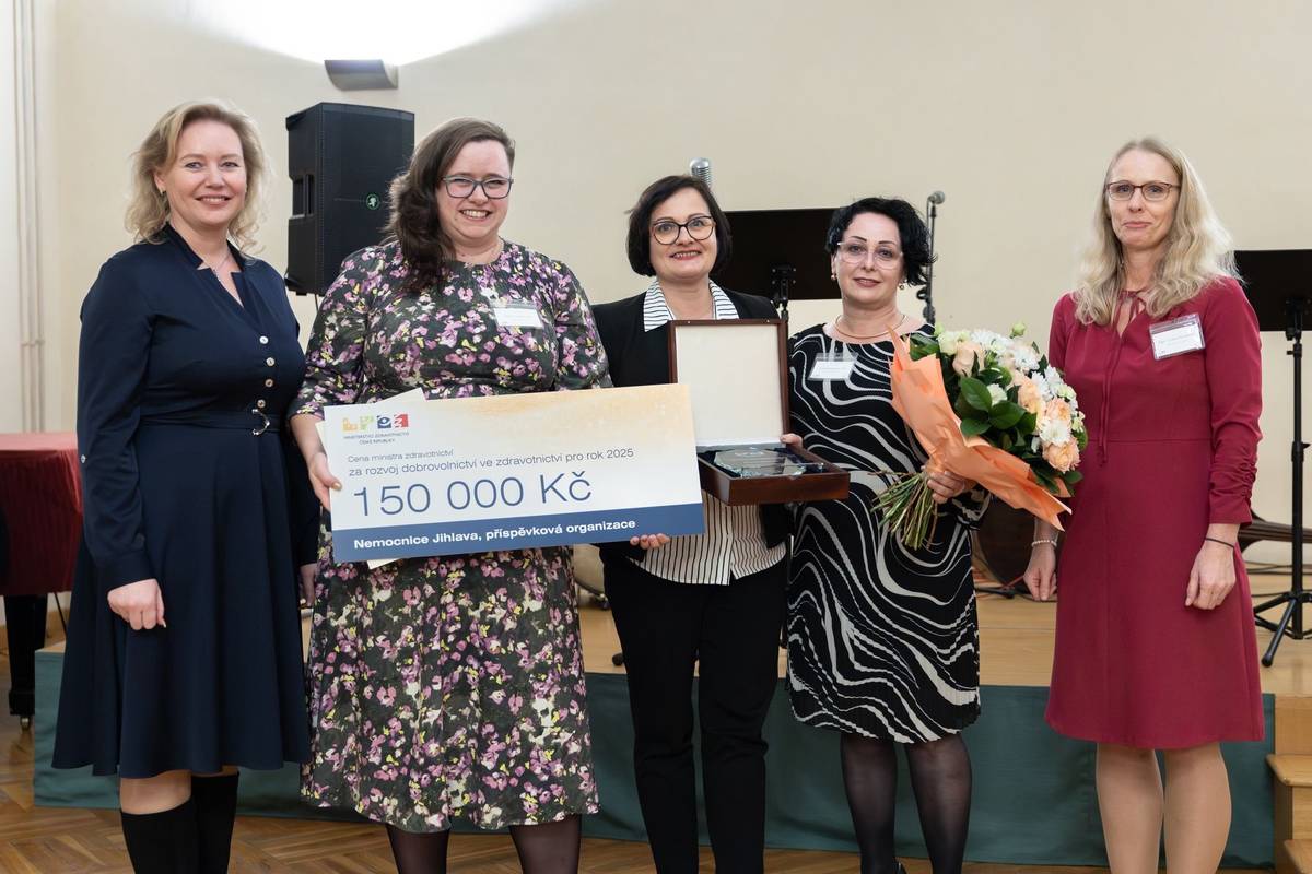 Nemocnice Jihlava si z letošní Konference k dobrovolnictví ve zdravotnictví odvezla jedno z nejvyšších ocenění – Cenu ministra zdravotnictví za rozvoj dobrovolnictví. Plaketu a šek na 150 000 Kč převzaly koordinátorka dobrovolníků Žofie Vojáčková a náměstkyně nelékařských oborů Hana Hladíková v pražském Emauzském opatství. Odborná komise ocenila především dlouhodobou a profesionální práci s dobrovolníky, jejich aktivní zapojování do péče o pacienty a širokou nabídku aktivit, které zpříjemňují pobyt v nemocnici. „Dobrovolníci přinášejí do nemocnice lidskost a oporu. Jsme na ně pyšní a toto ocenění patří právě jim,“ uvedla náměstkyně Hana Hladíková. Jihlavská nemocnice tak potvrdila, že patří mezi lídry v oblasti zdravotnického dobrovolnictví v Česku.
