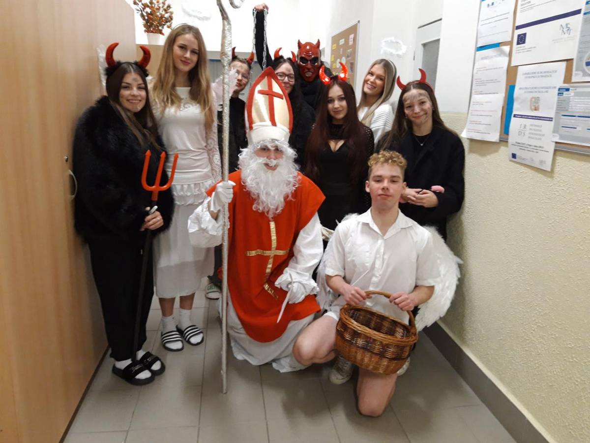 Mikuláš, čerti i andělé. Zlobiví jednotlivci se mohli vysvobodit pěknou písničkou. A na ty hodné zbyly nějaké cukrovinky. Čtvrťáci opět nezklamali! Děkujeme.