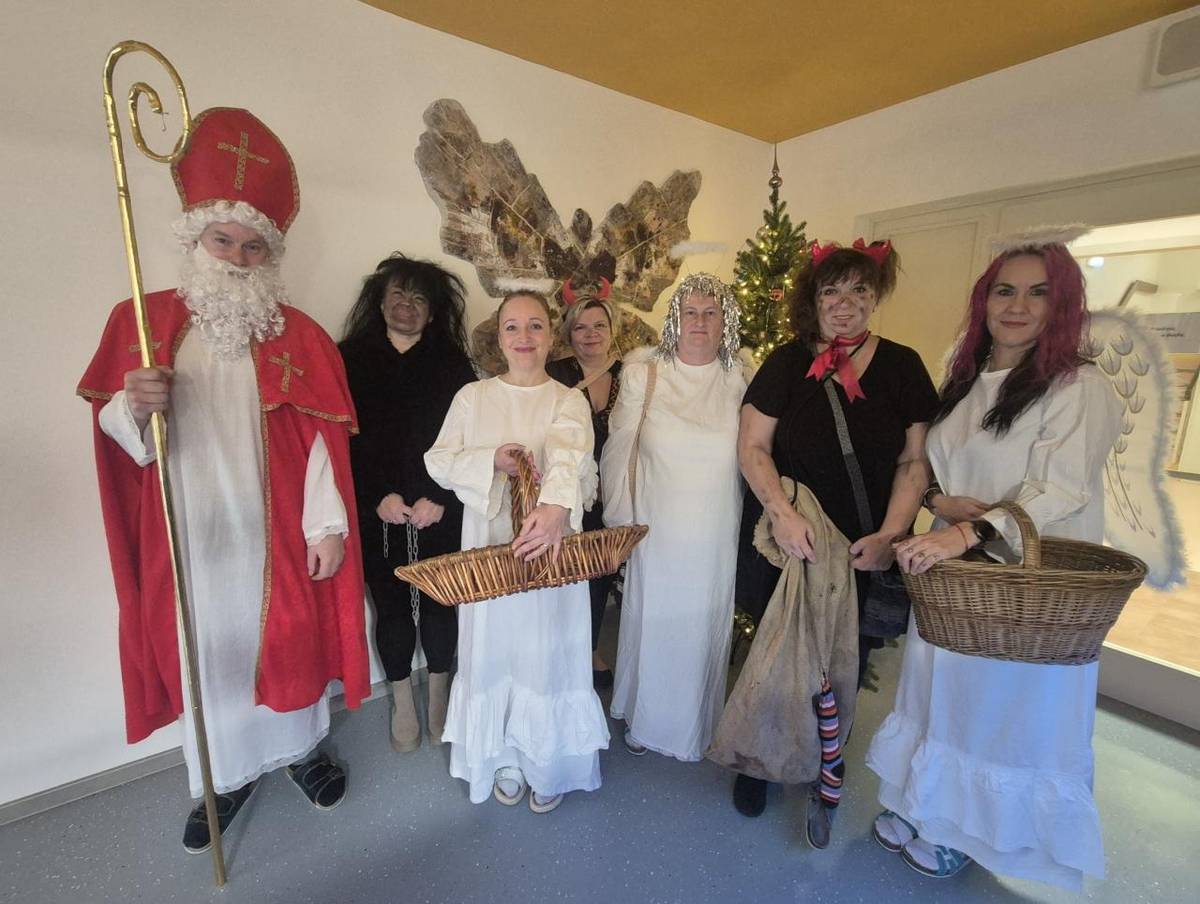 Mikuláš v našem Centru pro seniory ????????  Do našeho centra zavítal Mikuláš a přinesl s sebou spoustu radosti a dobré nálady. Společně jsme zpívali písničky, smáli se a každý si odnesl sladkou odměnu. Bylo krásné vidět úsměvy našich seniorů a pocítit, jak malé okamžiky dělají velkou radost.