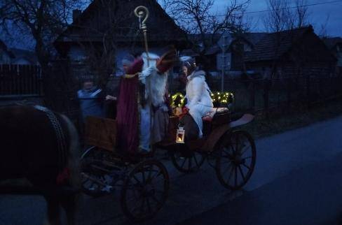 Tohtoročný príchod Mikuláša do našej obce bol trochu netradičný. Najskôr sa detičky z MŠ predviedli so svojim kultúrnym programom, ktorý obsahoval krásne recitačné, spevácke , či  tanečné čísla , ktorými potešili všetkých prítomných v sále kultúrneho domu, a potom vyšli k vonkajšiemu vianočnému stromčeku privítať Mikuláša. Ten dorazil spolu so svojou družinou na krásnom koči, ktorý bol ozdobený množstvom rolničiek a rôznymi ďalšími  vianočnými ozdobami.   čítať ďalej