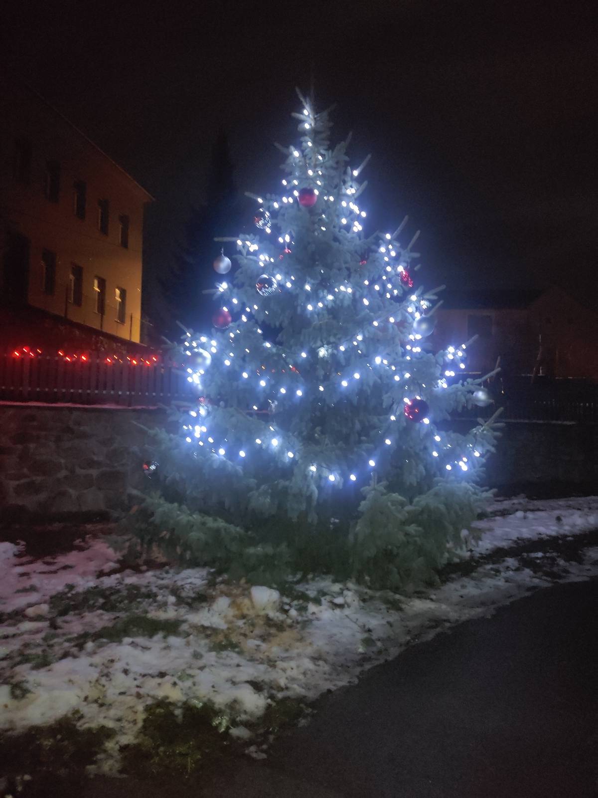 Dobrý den, obec zapojila náš vánoční strom do soutěže viz. odkaz níže, kde můžete hlasovat.   https://jindrichohradecky.denik.cz/zpravy_region/anketa-vanocni-strom-deniku-2025-jindrichohradecko-hlasovani.html   Akorát ho najdete zařazený až na konci seznamu, systém ankety po jejím spuštění bohužel už nedovolí seřadit stromky podle abecedy.   S pozdravem a přáním hezkého dne   Jindřich Hembera