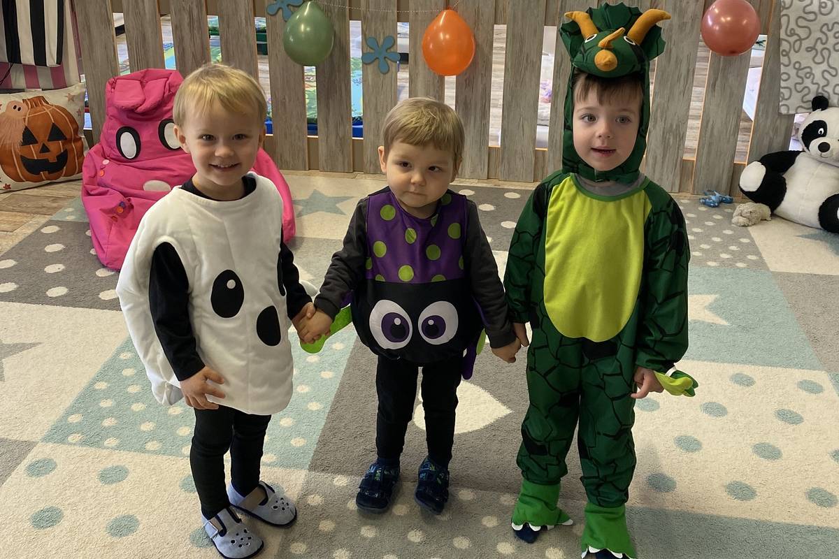 V dětské skupině Želvička panovala v uplynulých týdnech veselá atmosféra. Děti za pomoci svých rodičů dlabaly dýně, zkoušely jednoduché pokusy, tančily a užívaly si halloweenskou party plnou smíchu, masek a malých odměn. Na závěr všichni společně vyzdobili prostory skupinky krásnými dýněmi, které dotvořily podzimní náladu. Dětská skupina Želvička sídlí v Pokratické ulici a poskytuje péči o děti ve věku od 1,5 do 3 let.    {gallery}02025/zelvicka{/gallery}