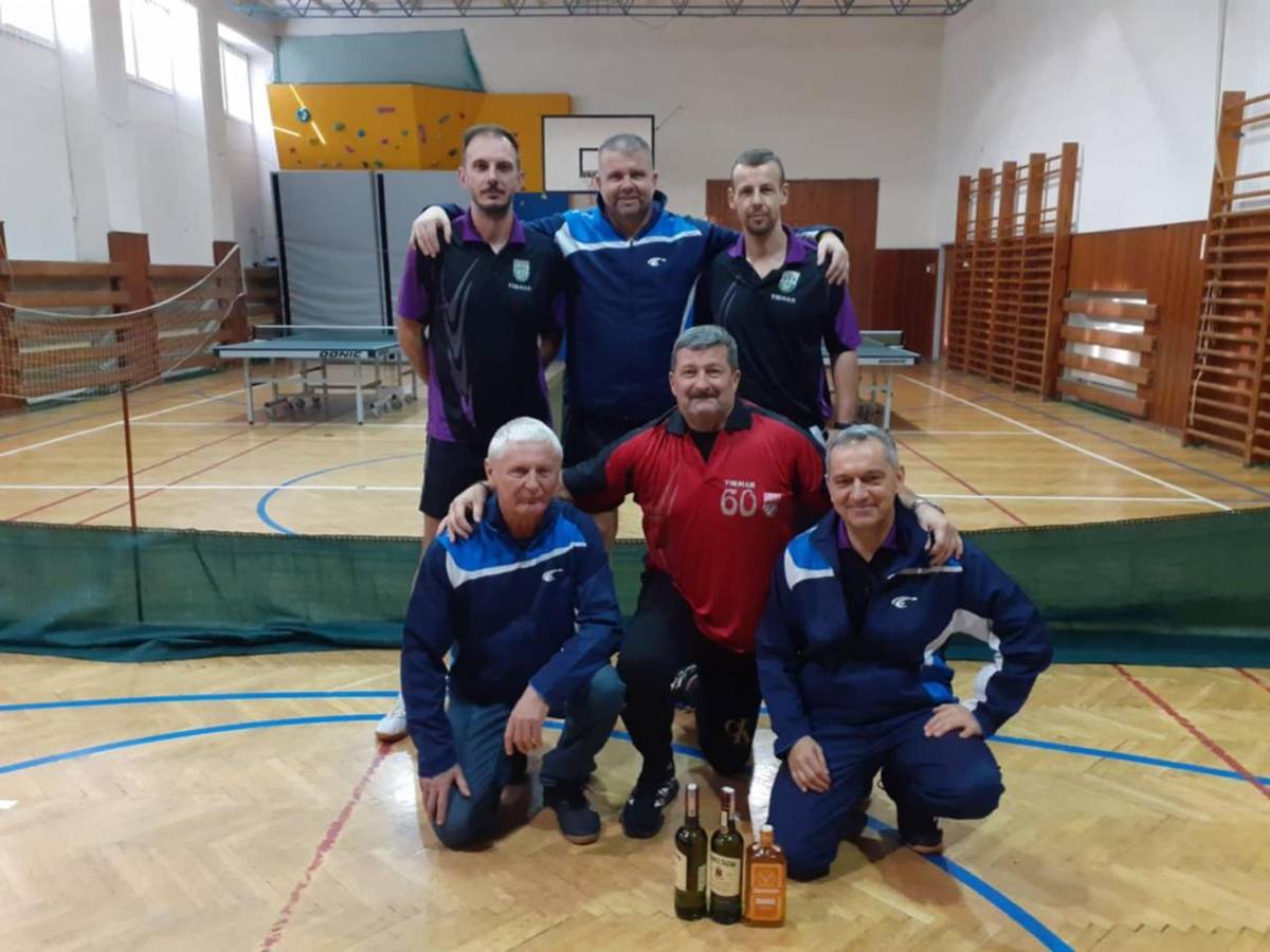 Náš spoluhráč Ing. Rudolef Káčer oslávil pekné výročie - 60 rokov.  Všetko najlepšie, veľa zdravia, šťastia, rodinnej pohody a radosť zo športu Ti prajú kamaráti a spoluhráči zo stolnotenisového klubu Kriváň.