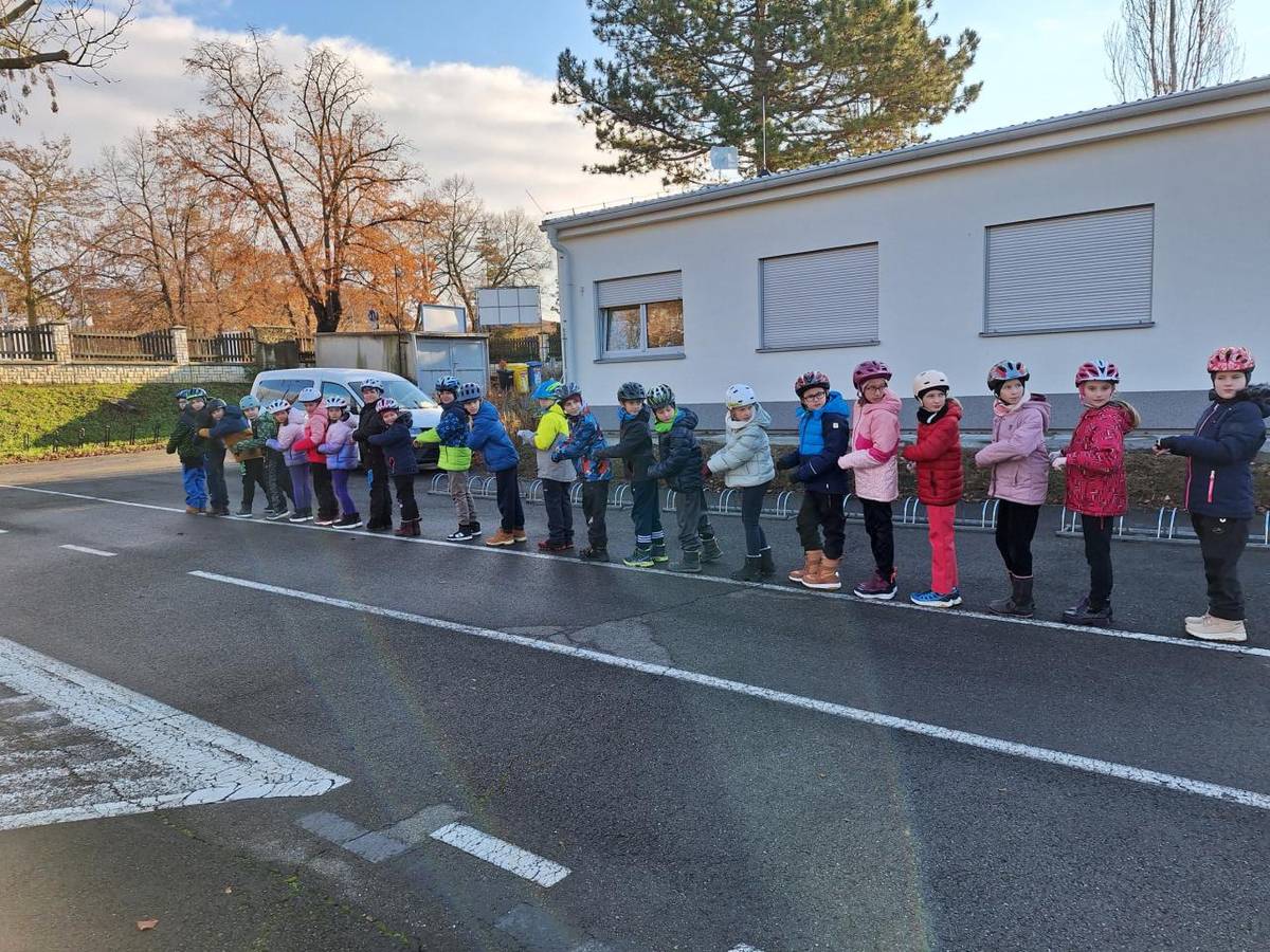 Všichni žáci čtvrtých tříd se během roku připravují na složení zkoušek k získání cyklistického průkazu. Dosáhnou totiž během školního roku věku deseti let, kdy mohou začít jezdit samostatně v silničním provozu.