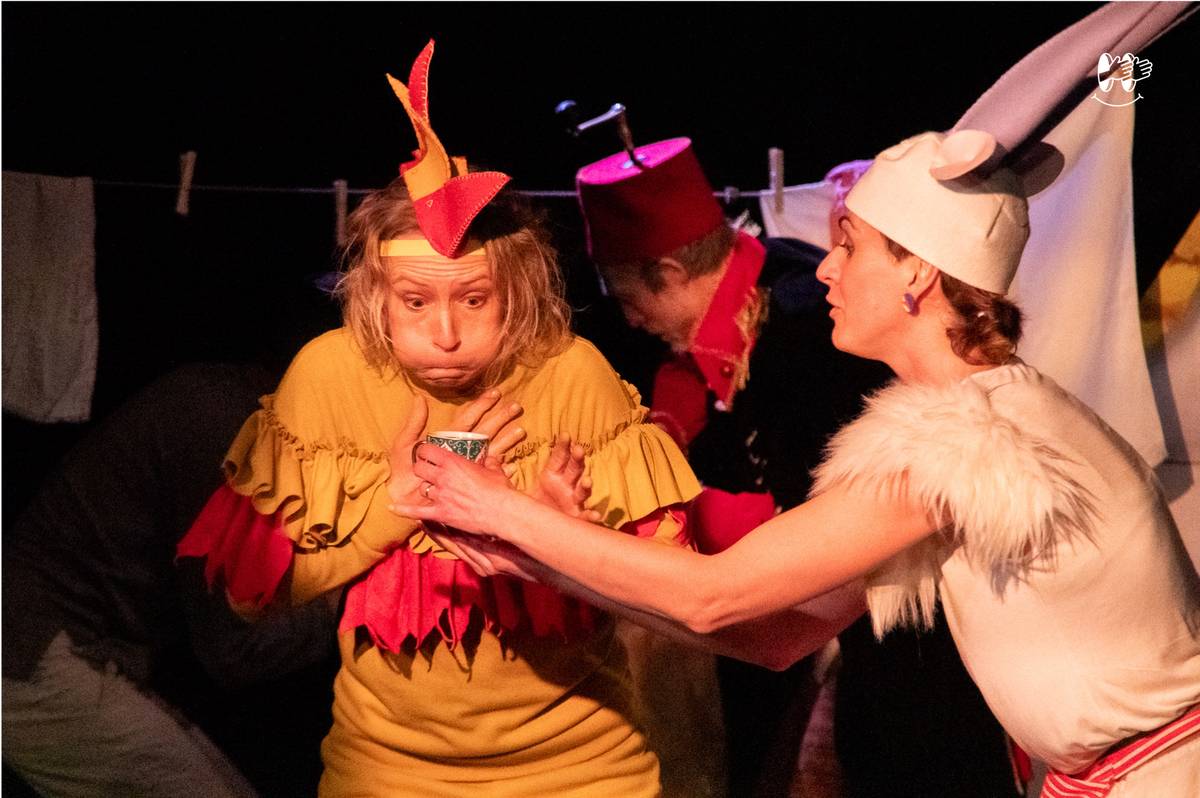 Divadlo Horní Počernice neděle 7. prosince v 15 hod. DS Nečum a tleskej Veselý, magický příběh o tom, že dobru, lásce a placatým hospodářským zvířatům je třeba pomáhat.   Rozverná koza opustí svůj rodný chlívek v touze po slávě, kysaném zelí a dobrodružství. Toho posledního se jí dostane vrchovatě: nejdřív ji chce principál cirkusu vycvičit na lva, poté se nečekaně prolétne mezi mraky, a nakonec se musí doslova čelem postavit zlovolné slepici, která ohrožuje její nové přátele. Podaří se koze a dětem najít v sobě dost dobra, když zla je kolem tolik, že je to i na jednorožce silná káva? Dáte si ještě někdy turka? A pomáhá ve stáří na zaseklá záda?  Doporučeno pro děti od 5 let. www.necumatleskej.cz