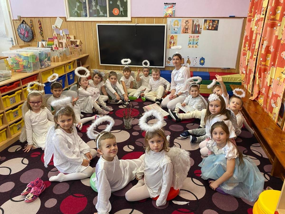 V naší školičce se dnes 4. 12. 2025 ozýval smích, radost a spousta jemného cinkání křídel – slavili jsme Andělský den! A byla to nádhera již od vstupu dětí do třídy v andělských kostýmech.