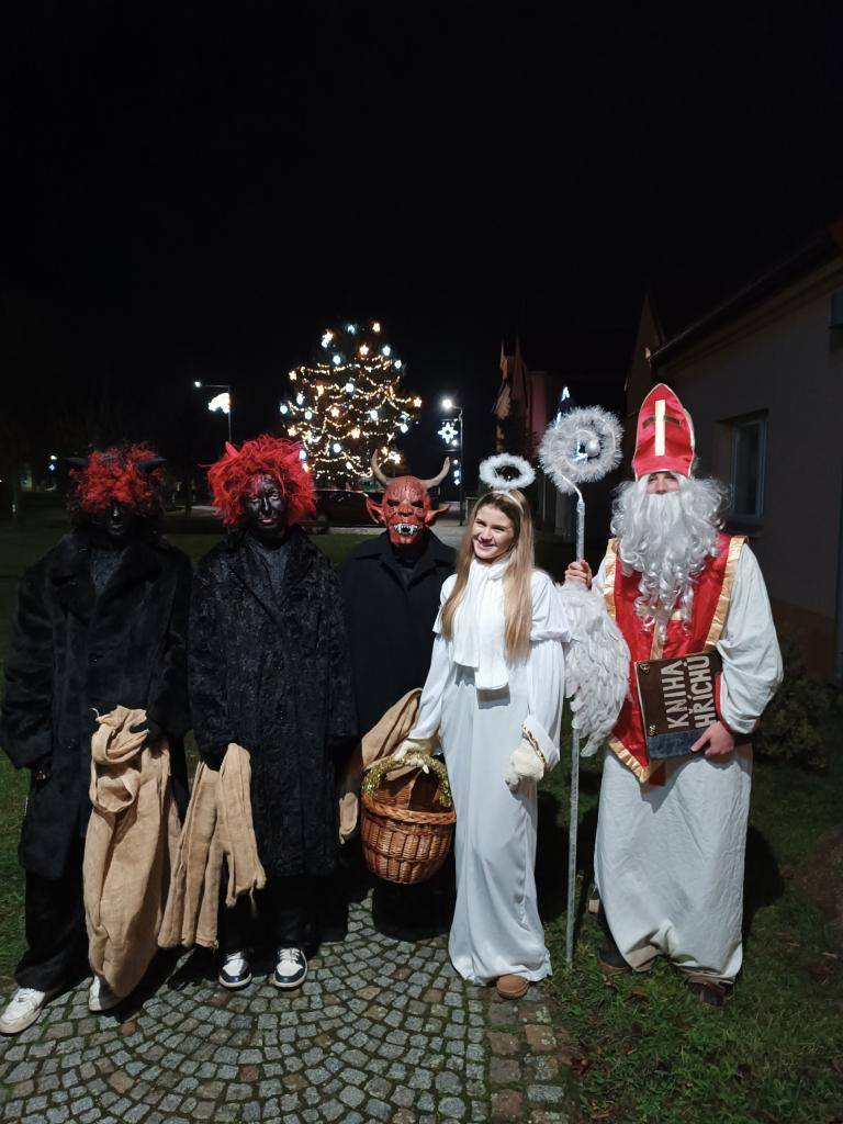 V pátek 5. prosince prošel obcí Mikuláš se svou tradiční družinou.