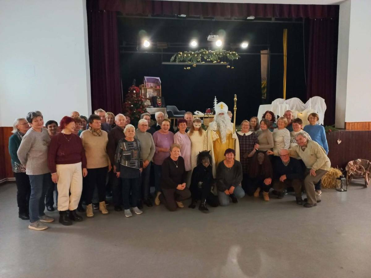 V piatok navštívil Sv. Mikuláš spolu s anjelom a čertami seniorov v Župkove. S radosťou im odovzdal vianočné kolekcie, ktoré prinesú do ich domovov sviatočnú atmosféru.