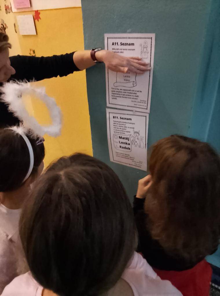 Děti z družiny se dnes zapojily do Mikulášské bojové stezky, která pro ně byla připravena na chodbách školy. Čekala je zábavná i napínavá cesta plná úkolů.