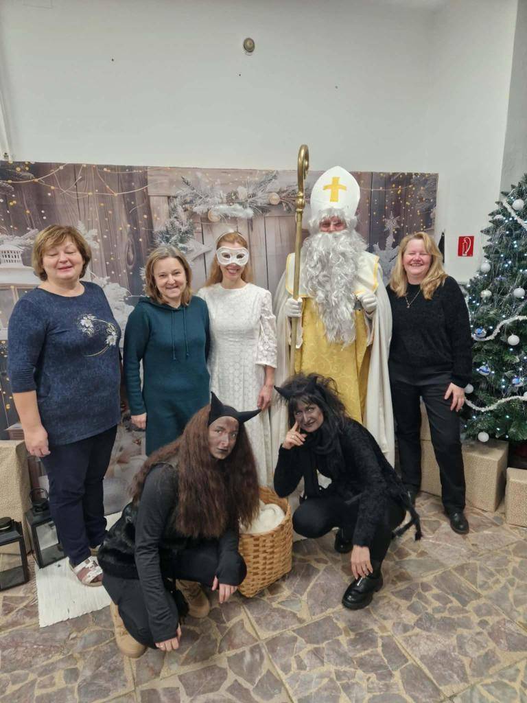 V predvečer Mikuláša zavítal do Župkova s neúnavnou družinou anjela a čertov. Navštívil školu, obecný úrad a prial pekný večierok Jednote dôchodcov, čím vytvoril predvianočnú atmosféru.