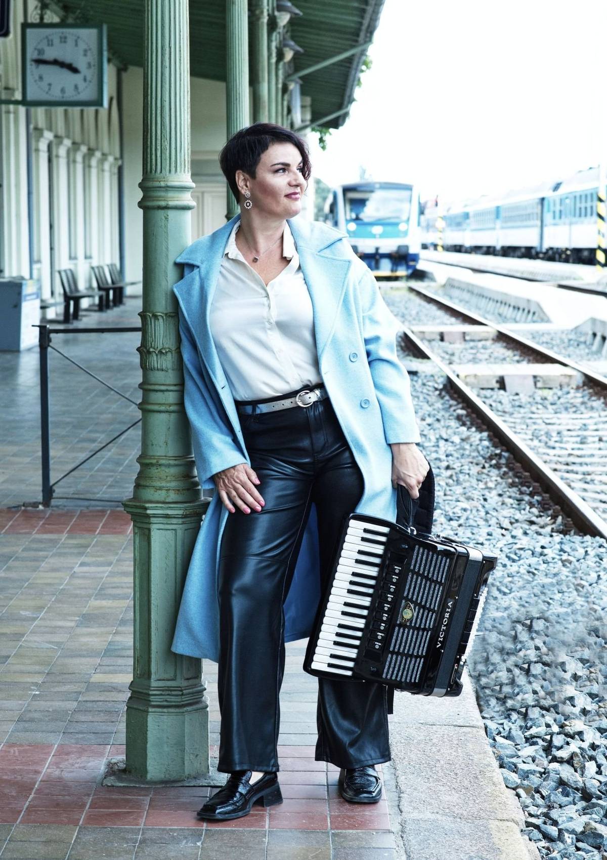 Divadlo Horní Počernice pondělí 8. prosince v 19.30 hod. Po mnoha letech úspěšné spolupráce s doprovodnou kapelou se rozhodla vrátit ke svým písničkářským kořenům a vystupovat i v sólovém programu, v jehož rámci představí průřez svou dosavadní tvorbou i písně zcela nové.