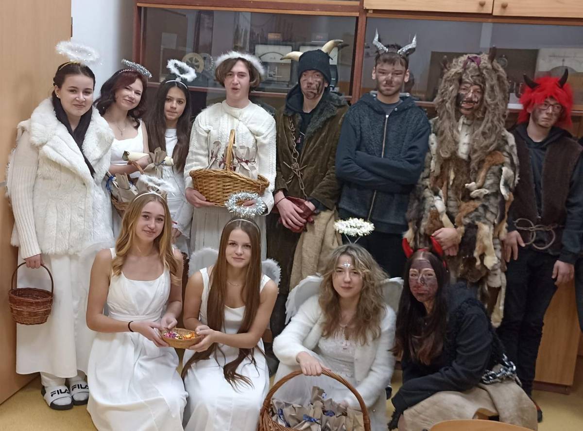 I letos se naši deváťáci převlékli za čerty a anděly a vyrazili do tříd prvního i druhého stupně. S úsměvy na tvářích rozdávali lehké čertovské postrašení a radost. Tato akce přispěla k vánoční atmosféře a potěšila všechny zúčastněné.