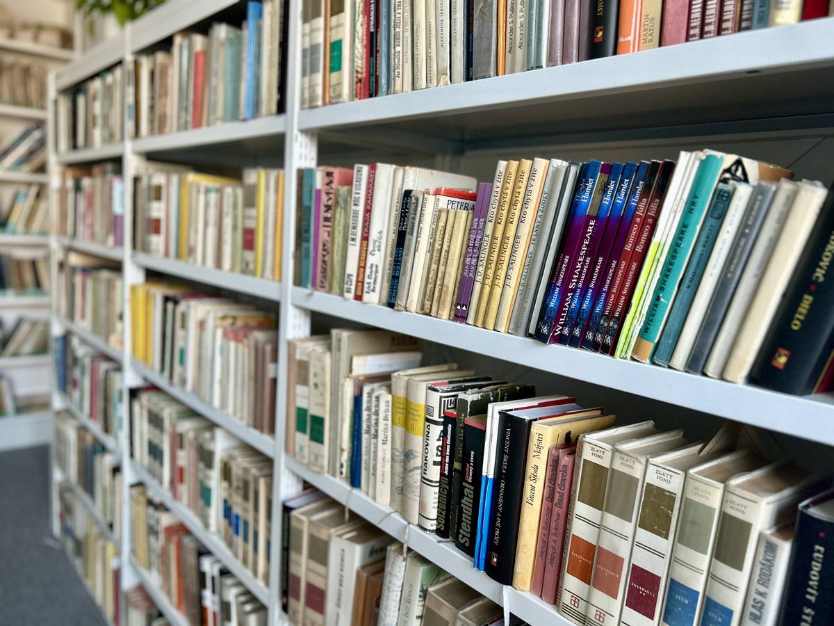 ✅Z dôvodu pretrvávajúceho záujmu o online služby v Mestskej knižnici sa Mesto Leopoldov rozhodlo požiadať o financie v rámci Výzvy Fondu na podporu umenia. Projekt bol úspešný a mestu sa podarilo získať 3 000,- eur. ✅Spolu s dofinancovaním mesta boli peniaze použité na zriadenie dvoch „pracovísk“ pre čitateľov (2x notebook, 2x stôl a 2x stolička). Vďaka novým notebookom dostupným v priestoroch knižnice je možné vyhľadávať online v knižničnom katalógu – informačnom systéme DAWINCI. Pani knihovníčka Vás ochotne s prácou v systéme oboznámi. ✅Keďže sa náš knižničný fond postupne rozrastá - knižnica už potrebovala ďalšie regály na umiestnenie pribúdajúcich kníh a nových titulov. Z tohto dôvodu boli z projektu doplnené aj tri veľké nástenné regály na bočnej stene knižnice.