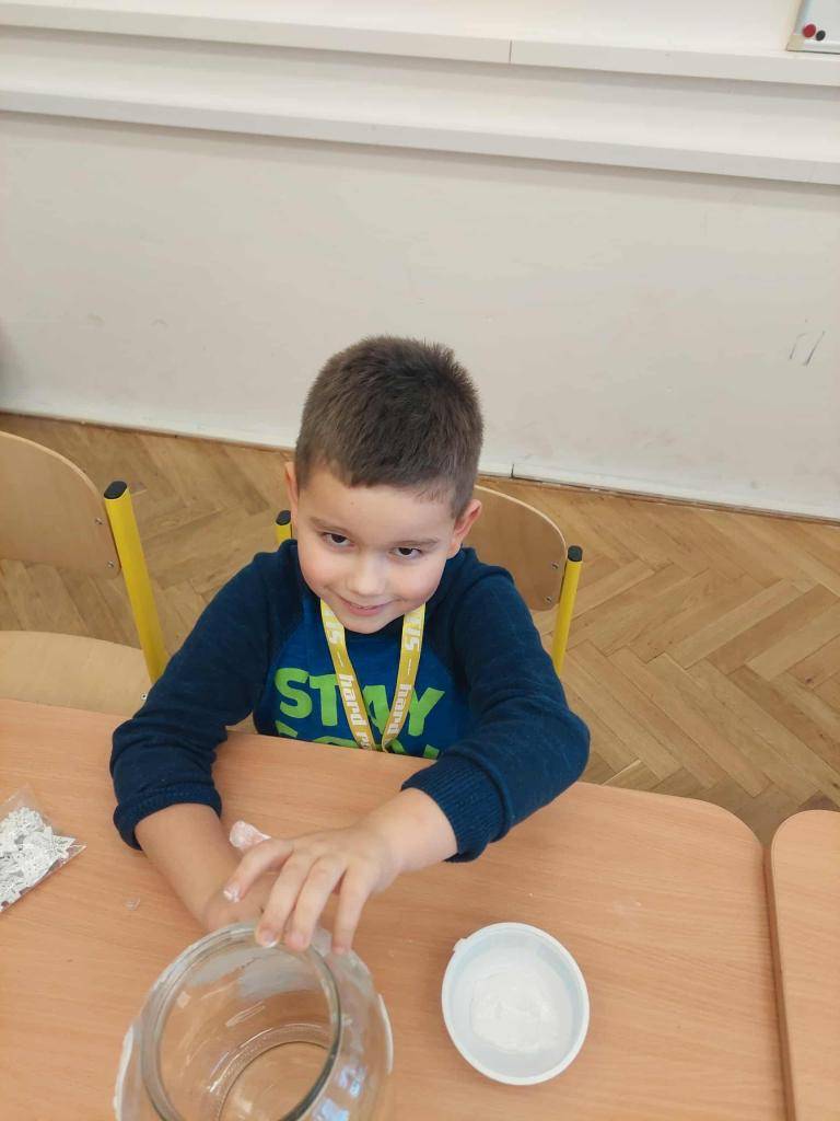 I kroužek našich šikulů se připravuje pod vedením p. as. Rovenské a p. uč. Reichové na vánoční svátky a pod jejich rukama vznikají nádherné výrobky.