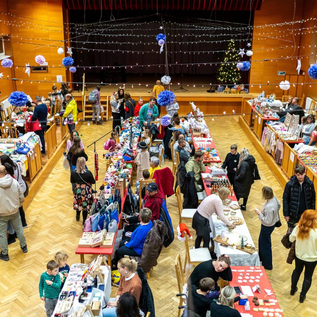 Sobota bola plná zážitkov a stretnutí. Príjemné popoludnie sme odštartovali v kultúrnom dome, kde sa konal Trh v Ružindole Adventný. Ako každý rok, aj tentoraz sa predstavili výrobcovia originálnych ručne robených výrobkov.