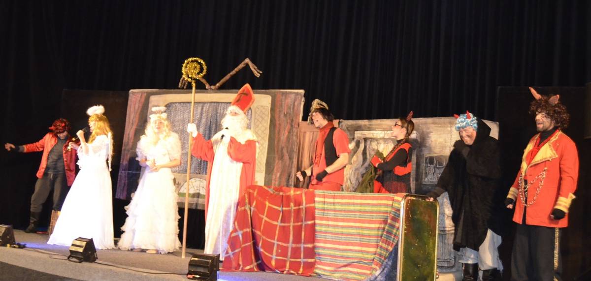 Ve středu 3. 12. proběhla v kulturním zařízení města Meziboří mikulášská nadílka. Po krásné pohádce s názvem „Když je v pekle neděle“ a zazpívání koled přišla na řadu nadílka, na kterou se všechny děti už netrpělivě těšily.