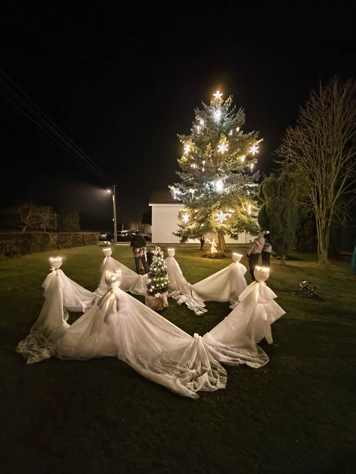 Komu se líbí náš vánoční strom v Otmíčích, může hlasovat, pouze ale  do 10.12.2025 https://berounsky.denik.cz/zpravy_region/vanocni-strom-deniku-2025-beroun-berounsko-hlasovani.html?fbclid=IwRlRTSAOj2qRleHRuA2FlbQIxMQBzcnRjBmFwcF9pZAo2NjI4NTY4Mzc5AAEeZ3u1bLUNdcvkY1UAEECq1FUWC7cgnYTjZvmPlnHdjUqxyzwMhOIvaaqSAis_aem_lBQxoD2Ed8CalsaB-lV9vA