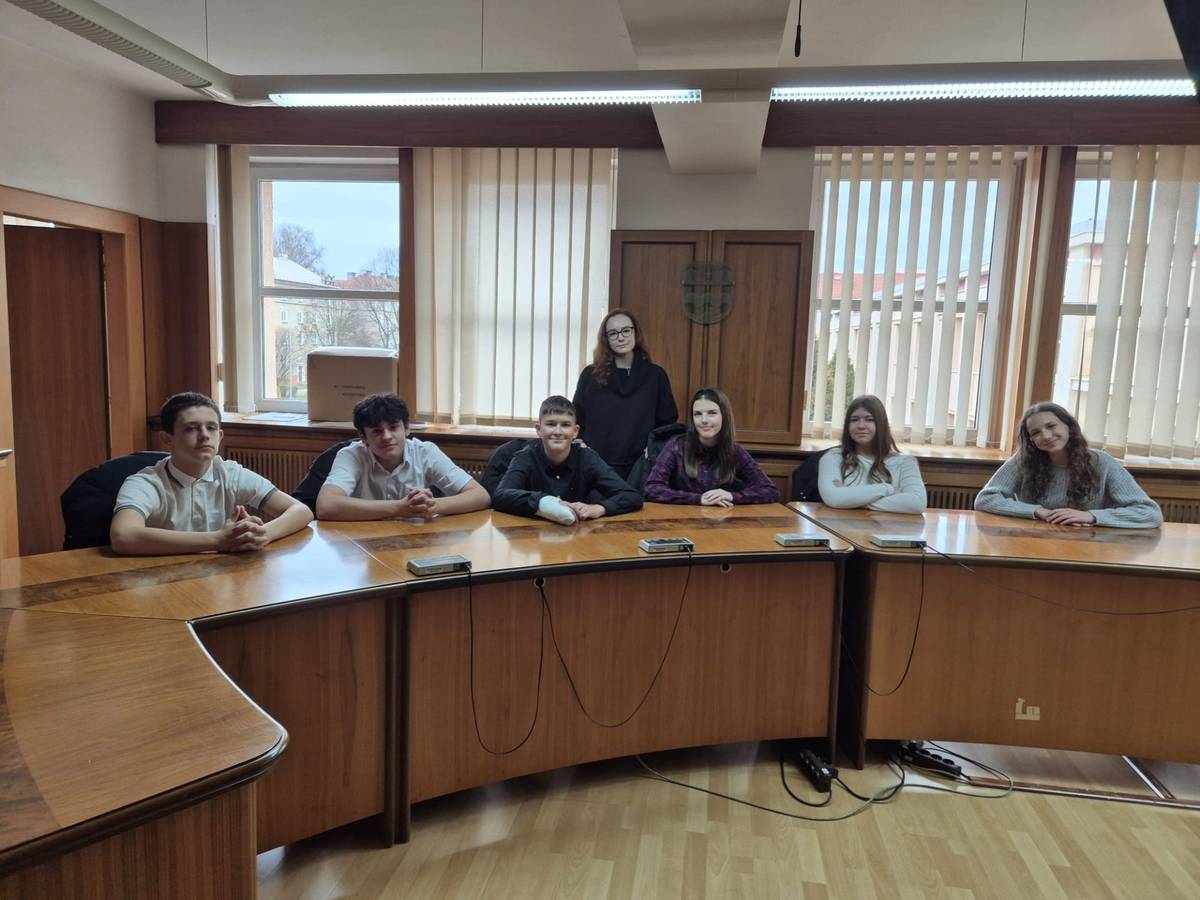 V rámci pravidelného projektu Den s primátorem se v pondělí 8. prosince 2025 na Magistrát města Havířova vypravilo šest žáků z deváté třídy místní Základní školy Marie Pujmanové. Zajímali se o každodenní fungování magistrátu, konkrétních odborů a agend, práci a povinnosti primátora, který žákům odpovídal na otázky a dělal jim společnost. Nechyběli zajímavosti o Havířově například v podobě zábavného kvízu. https://havirov-city.cz/aktuality/den-s-primatorem-si-tentokrat-uzili-devataci-ze-zs-marie-pujmanove