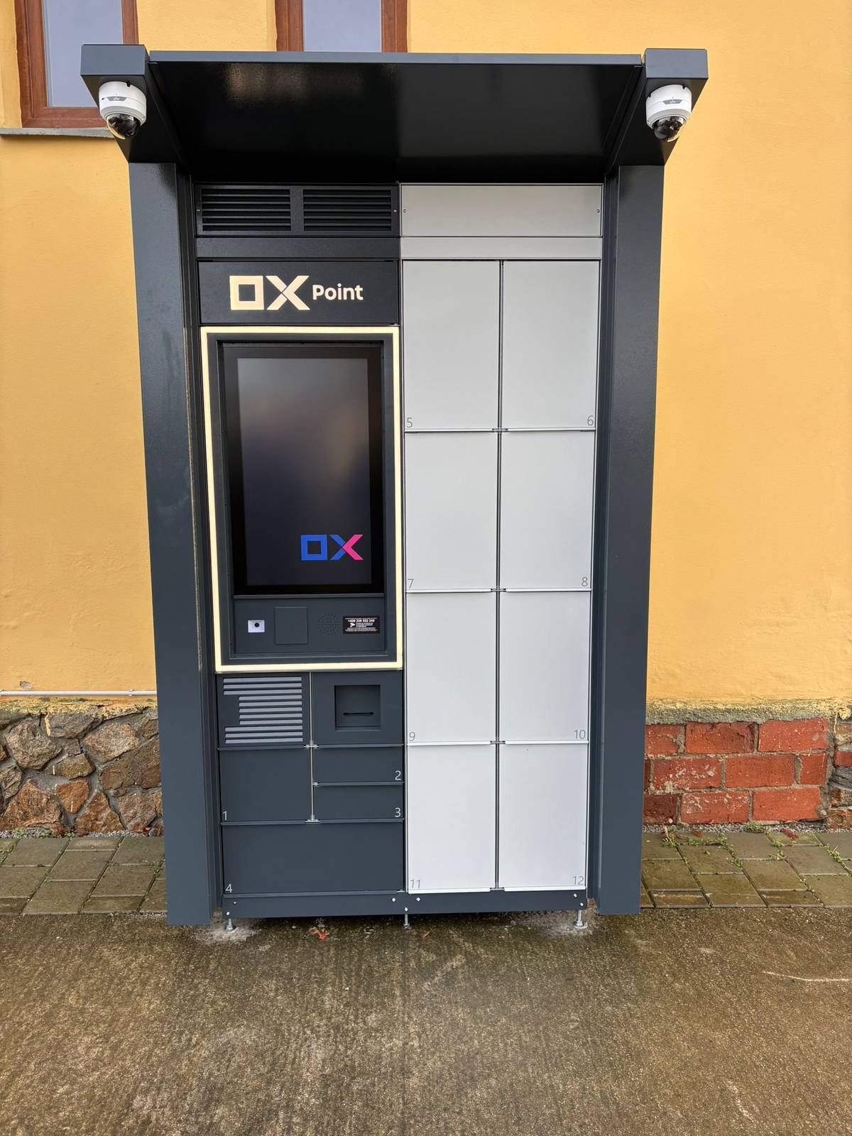 Vážení občané,  rádi bychom Vás informovali o možnosti příjmu a odesílání balíků v našem novém boxu, který je umístěn za školkou u kontejnerů. Tuto službu mohou využívat i občané sousedních vesnic. DPD, Balíkovna a jiné společnosti již jsem budou zavážet a to od soboty 13.12. (probíhá propojování systémů). Od ledna zde budou další společnosti a služby (včetně České pošty), kde bude možné odbavovat i poštovní zásilky. V lednu zde bude nainstalován i chladící box, jelikož již začala do vsi zavážet společnost Rohlík.  Podrobnější informace máte v příloze, návod k obsluze na těchto stránkách, případně na doptání na úřadě (vysvětlíme): Vyzvedni | OX Point Předej | OX Point Pošli | OX Point  Dále připomínáme a zveme Vás na veřejnou schůzi, která se uskuteční tento čtvrtek 11.12. od 16:30 (dení v obci, box, kanalizace) v hospodě a adventní setkání v neděli 14.12. (uzené klobásky, lektvar, soutěž, divadlo pro děti, Betlémské světlo).  Těšíme se na setkání,  obec Zlukov