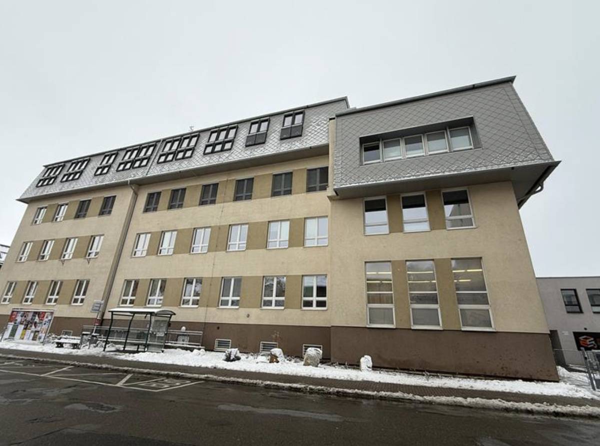 Střední průmyslová škola stavební akademika Stanislava Bechyně v Havlíčkově Brodě rozšířila své prostory. Během necelého roku vznikly v půdní vestavbě a přístavbě čtyři nové odborné učebny, dva kabinety a výtah pro bezbariérový přístup. Studenti si pochutnají v nové jídelně, i ta byla společně s výdejnou obědů součástí rozšíření zázemí. Na stavební úpravy připadlo 76 milionů korun. Dalších deset milionů šlo do vybavení učeben, počítačů, serveru, nábytku a zařízení nové jídelny. Nové učebny budou sloužit převážně výuce digitálních technologií, přírodovědných předmětů a jazyků. Prostory lze díky mobilním akustickým příčkám spojovat do větších celků.