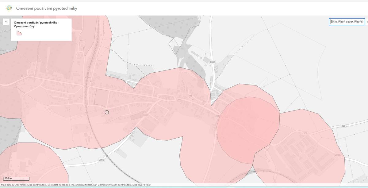 Od 1. prosince 2025 začal platit nový zákaz používání pyrotechniky (mimo kategorii F1 -prskavky, bouchací kuličky, motýlky a malé fontány, prodejné osobám starším 15 let ) v okruhu 250 metrů od vybraných míst - například od zdravotnických zařízení, útulků nebo budov s chovnými zvířaty. Zákaz vznikl novelou zákona 206/2015 Sb. o pyrotechnice (konkrétně zákonem č. 344/2025 Sb.). Mapa zón, kde je pyrotechnika zakázána, je na mapovém portálu Ministerstva zemědělství ČR - viz odkaz níže. https://agrigis.gov.cz/.../apps/instant/basic/index.html...